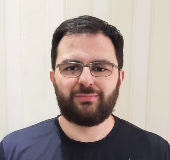 foto de ALoysio França, um homem branco de 42 anos com cabelo curto, barba e óculos.